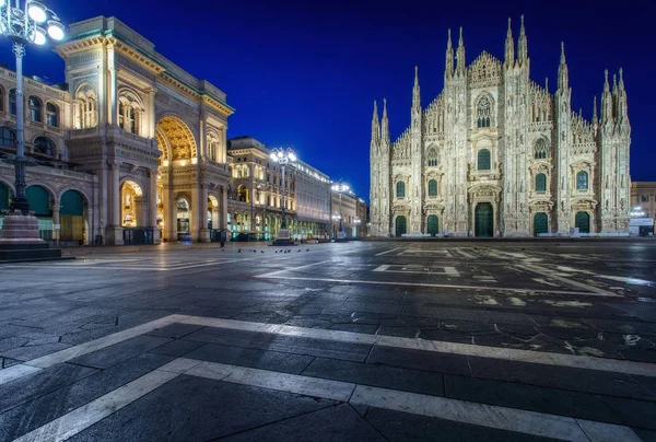 Náměstí Milan Piazza del Duomo. Městské centrum osvětleno v noci. — Stock fotografie