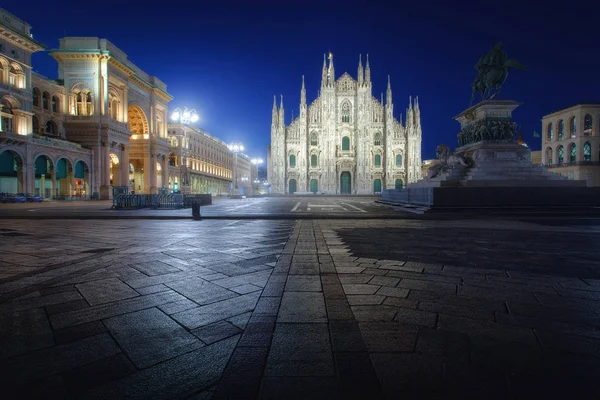 Praça Milão Piazza del Duomo. Centro da cidade iluminado à noite . — Fotografia de Stock