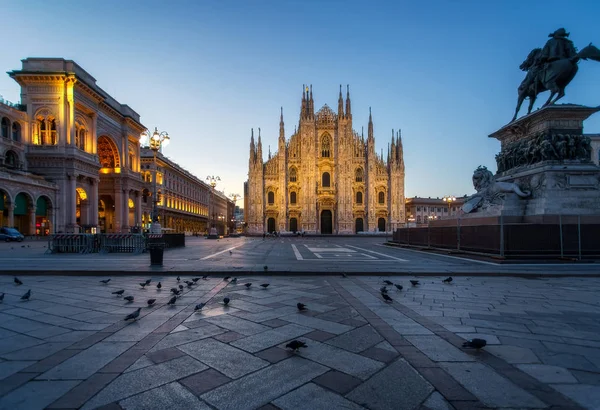 Plaza del Duomo de Milán. Centro de la ciudad iluminado en el atardecer —  Fotos de Stock