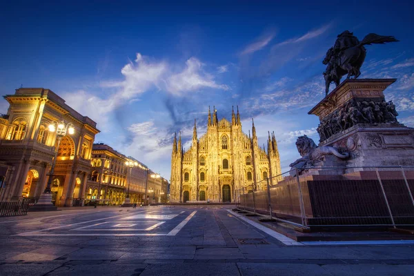 Praça Milão Piazza del Duomo. Centro da cidade iluminado ao entardecer — Fotografia de Stock