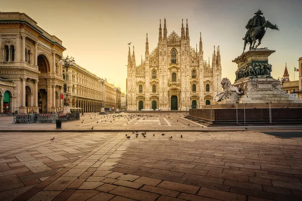 Náměstí Milan Piazza del Duomo. Městské centrum osvětleno východem slunce — Stock fotografie