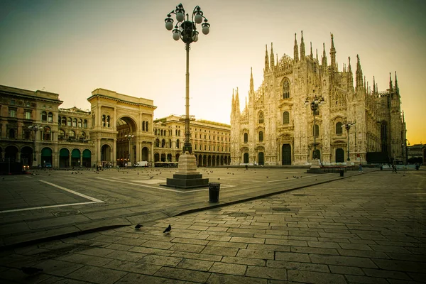 Náměstí Milan Piazza del Duomo. Městské centrum osvětleno východem slunce — Stock fotografie