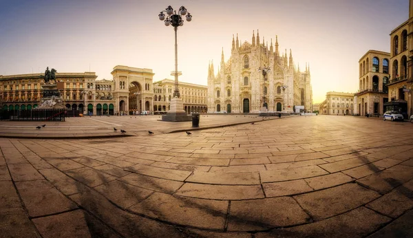 Náměstí Milan Piazza del Duomo. Městské centrum osvětleno východem slunce — Stock fotografie