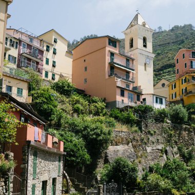 Cinque Terre 'de Manarola kasabası, yaz aylarında Italya