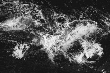 Okyanus deniz su dalgası mavi arka plan. Havadan görünüm. Siyah ve beyaz tonlu