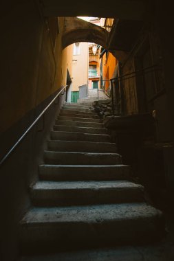 Cinque Terre, Italya 'da Riomaggiore kasabasında dar sokaklar yaz aylarında