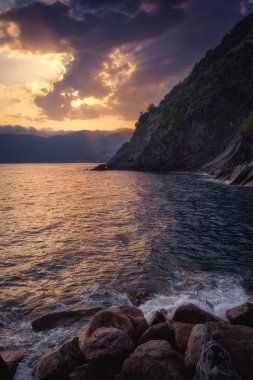 Gün batımında doğa manzarası. Liguria Coast Cinque Terre