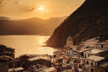 Vernazza kasabası Cinque Terre 'de gün batımı, Italya yaz aylarında