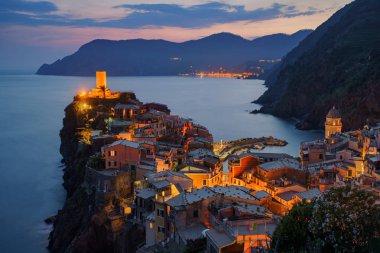 Vernazza kasabasında Cinque Terre içinde the Dusk, Italya