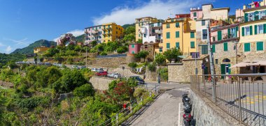 Cinque Terre 'de Corniglia kasabası, yaz aylarında Italya