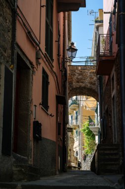 Yaz aylarında, Cinque Terre, Italya 'da Corniglia kasabasında dar sokak