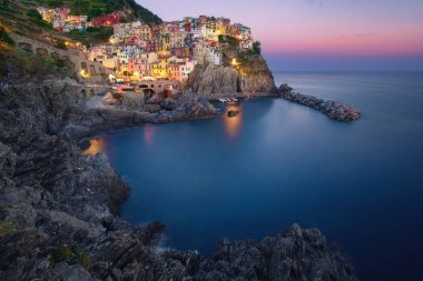 Cinque Terre 'de Manarola kasabası, yaz aylarında Italya