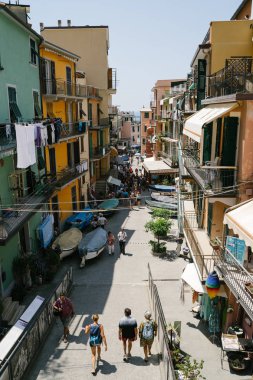 Manarola, Italya-17 Haziran 2019: turistler yaz aylarında, Cinque Terre, Italya Manarola kasabasında sokakta yürüyüş
