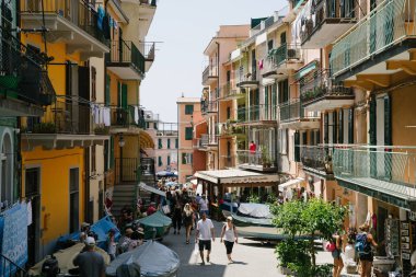 Manarola, Italya-17 Haziran 2019: turistler yaz aylarında, Cinque Terre, Italya Manarola kasabasında sokakta yürüyüş
