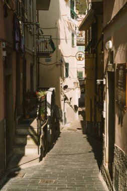 Riomaggiore, Italya-17 Haziran 2019: Cinque Terre, Italya 'da Riomaggiore kasabasında dar sokaklar yaz aylarında