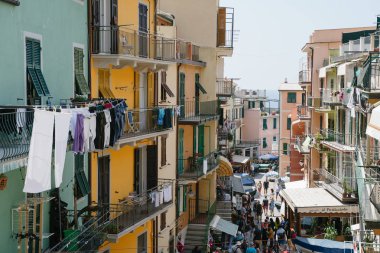Manarola, Italya-17 Haziran 2019: turistler yaz aylarında, Cinque Terre, Italya Manarola kasabasında sokakta yürüyüş
