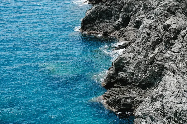 Sea rock coast. Blue water wave at Cinque Terre, Liguria — Stock Photo, Image