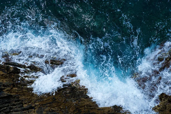 Oceaan Zee water Wave blauwe achtergrond. Luchtfoto — Stockfoto