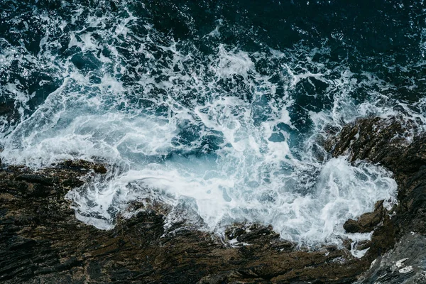 Ocean Sea Woda fala niebieski tło. Widok z lotu ptaka — Zdjęcie stockowe