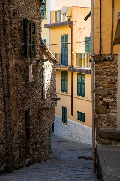 Smalle straat in de stad Corniglia in Cinque Terre, Italië in de zomer — Stockfoto
