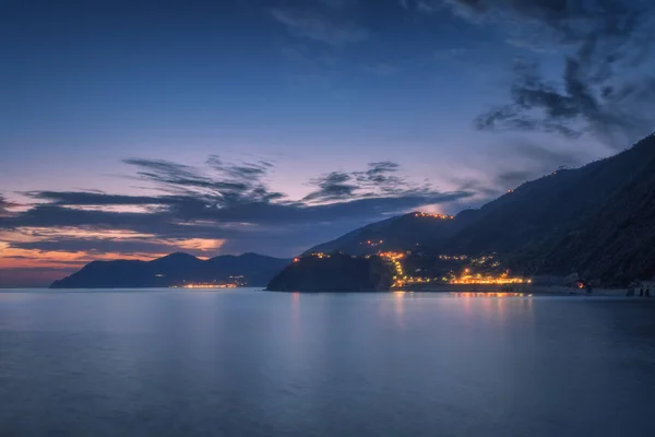 Pejzaż morski przyrody w Cinque Terre, Seascape Liguria, Włochy w zmierzchu — Zdjęcie stockowe