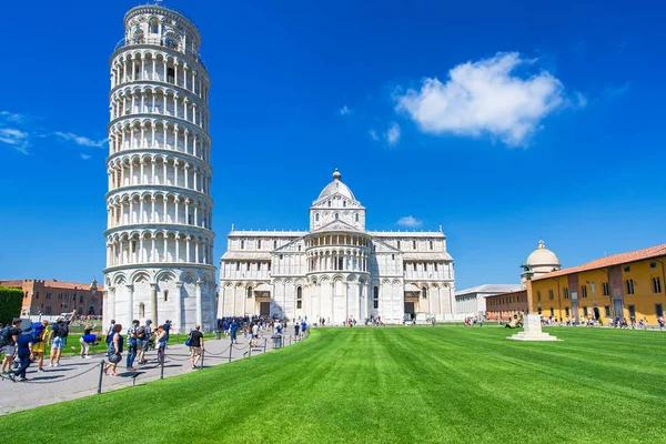 Vista de la Torre Inclinada y la Catedral de Pisa en el día soleado, Italia — Foto de Stock