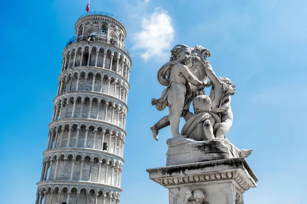 Vista de la Torre Inclinada en día soleado, Italia — Foto de Stock