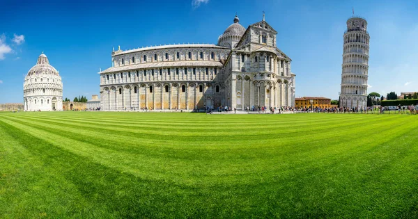 Vista panorámica de la Torre Inclinada y la Catedral de Pisa en el día soleado, Italia — Foto de Stock