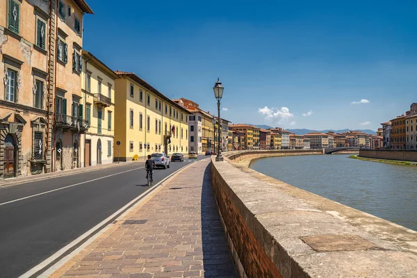 Güneşli bir günde Pisa şehir eski kasabasında Arno Nehri 'nin Cityscape görünümü, Italya — Stok fotoğraf