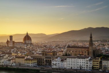 Gün batımında Floransa şehir silueti, İtalya. Piazzale Michelangelo'dan hava şehir manzarası panoramik görünümü