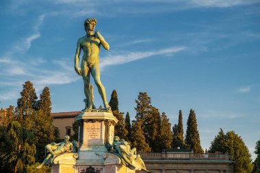 Gün batımında Piazzale Michelangelo'da David'in bronz heykeli