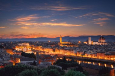 Alacakaranlıkta Floransa şehir silueti, İtalya. Piazzale Michelangelo'dan hava şehir manzarası panoramik görünümü