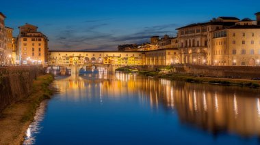 Gün batımında Floransa şehrinde Arno nehri üzerinde Ponte Vecchio köprüsü, İtalya