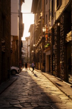 Floransa, İtalya - 19 Haziran 2019: Floransa şehrinde dar sokak, İtalya gün batımında