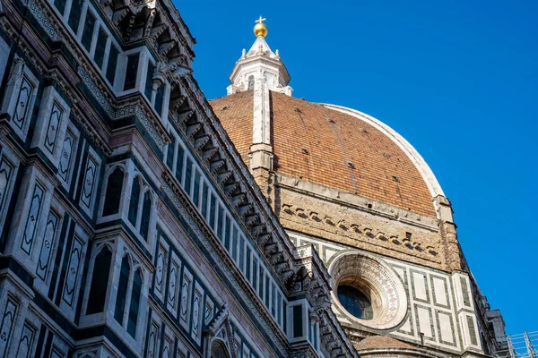 Florence Duomo, Italia. Catedral de Santa María del Fiore (Basílica de Santa María de la Flor). Ciudad en el día — Foto de Stock