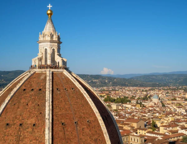 Ciudad de Florencia, Italia. Vista aérea de la ciudad desde la catedral de Santa Maria del Fiore (Basílica de Santa María de la Flor) en el día — Foto de Stock