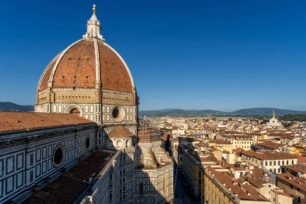 Ciudad de Florencia, Italia. Vista aérea de la ciudad desde la catedral de Santa Maria del Fiore (Basílica de Santa María de la Flor) en el día — Foto de Stock