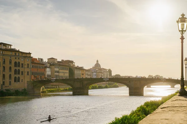 Gün batımında Floransa şehrinde Arno nehri üzerinde köprü, İtalya — Stok fotoğraf