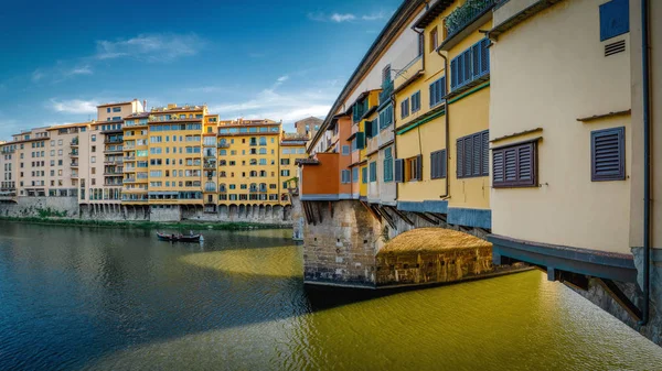 Gün batımında Floransa şehrinde Arno nehri üzerinde Ponte Vecchio köprüsü, İtalya — Stok fotoğraf