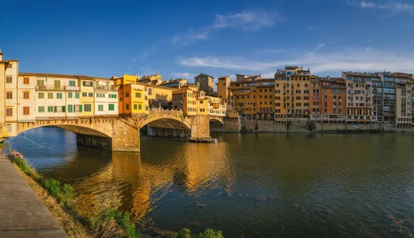 Gün batımında Floransa şehrinde Arno nehri üzerinde Ponte Vecchio köprüsü, İtalya — Stok fotoğraf