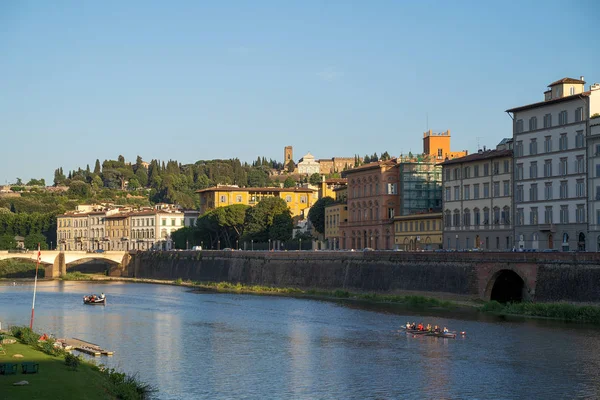 Gün batımında Floransa şehrinde Arno nehri üzerinde köprü, İtalya — Stok fotoğraf