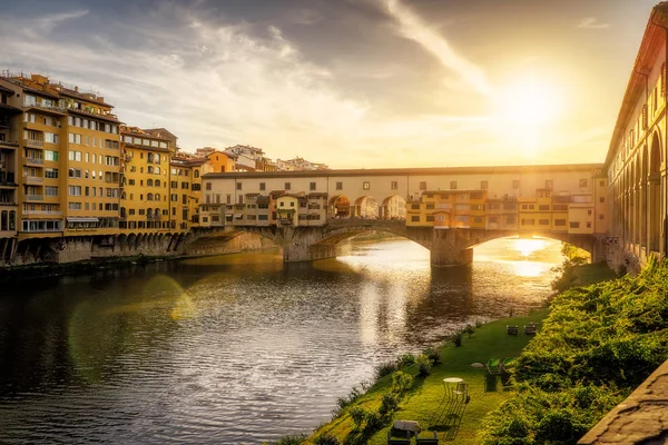 Gün batımında Floransa şehrinde Arno nehri üzerinde Ponte Vecchio köprüsü, İtalya — Stok fotoğraf