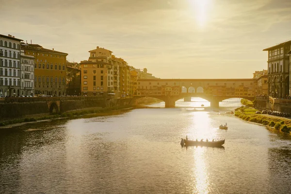 Gün batımında Floransa şehrinde Arno nehri üzerinde Ponte Vecchio köprüsü, İtalya — Stok fotoğraf