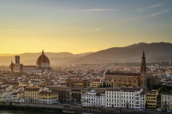 Ciudad de Florencia skyline al atardecer, Italia. Paisaje urbano aéreo vista panorámica desde Piazzale Michelangelo — Foto de Stock