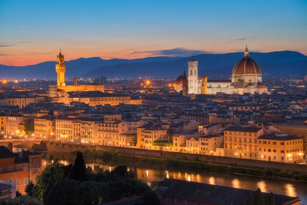 Ciudad de Florencia skyline en el atardecer, Italia. Paisaje urbano aéreo vista panorámica desde Piazzale Michelangelo — Foto de Stock