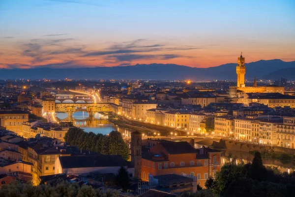 Alacakaranlıkta Floransa şehir silueti, İtalya. Piazzale Michelangelo'dan hava şehir manzarası panoramik görünümü — Stok fotoğraf