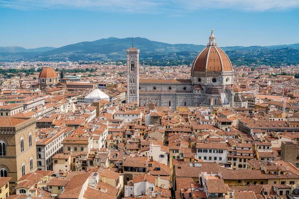 Ciudad de Florencia, Italia. Vista aérea de la ciudad a la catedral de Santa Maria del Fiore (Basílica de Santa María de la Flor) en el día — Foto de Stock