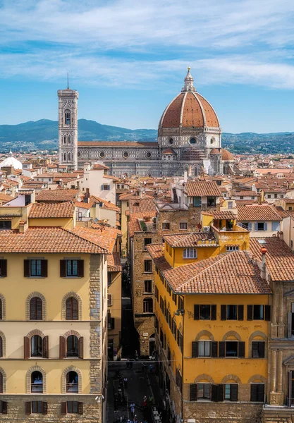 Ciudad de Florencia, Italia. Vista aérea de la ciudad a la catedral de Santa Maria del Fiore (Basílica de Santa María de la Flor) en el día — Foto de Stock