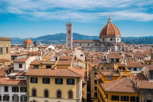 Ciudad de Florencia, Italia. Vista aérea de la ciudad a la catedral de Santa Maria del Fiore (Basílica de Santa María de la Flor) en el día — Foto de Stock