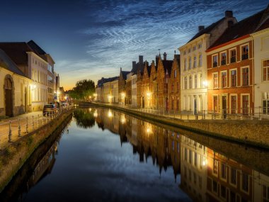 Noctilucent bulutlar (gece parlayan bulutlar) şehir Bruges (Brugge) alacakaranlıkta Belçika'nın eski şehir, Avrupa